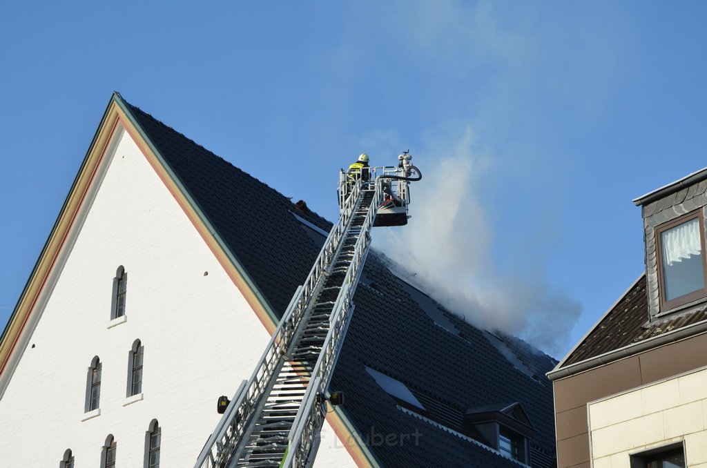Feuer 3 Dachstuhlbrand Koeln Rath Heumar Gut Maarhausen Eilerstr P028.JPG